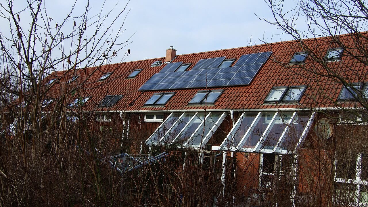Reihenhaus in Hamburg-Allermöhe mit Photovoltaikanlage auf dem Dach.