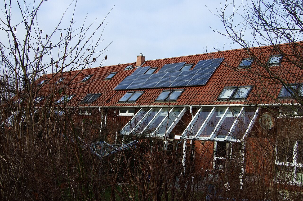 Reihenhaus mit Dachanlage, Allermöhe — Haus, nicht beide Systeme im Bild